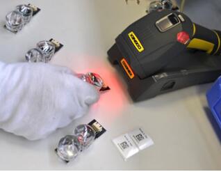 DataMan 8100读码器在手术灯行业的检测(图1) 使用 DataMan 8100 对手术灯生产的流程控制.jpg